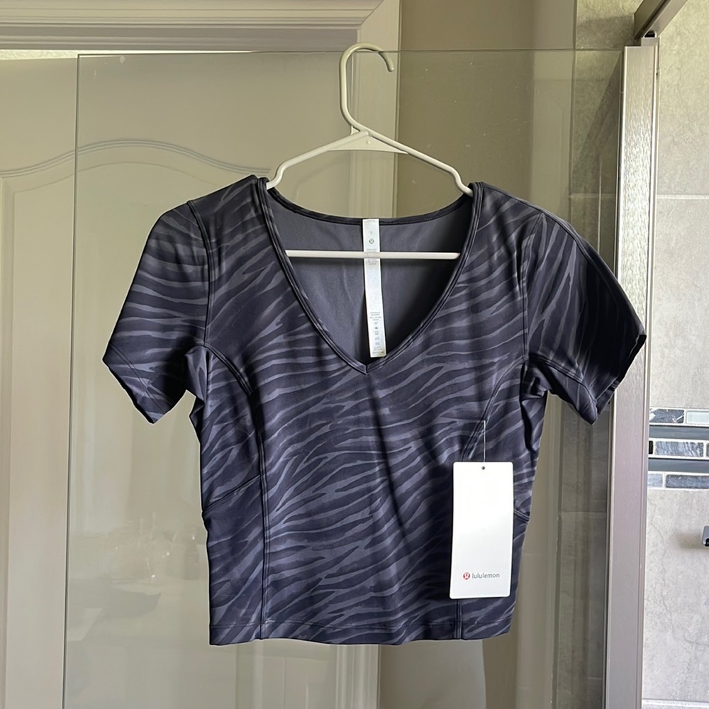 Nulu Cropped Slim Yoga SS NWT Size 6